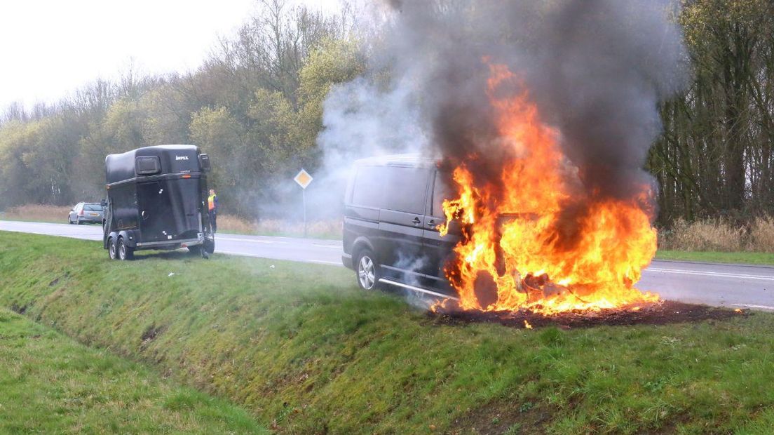 Bestelbusje met paardentrailer vat vlam bij Gasselternijveen - RTV Drenthe