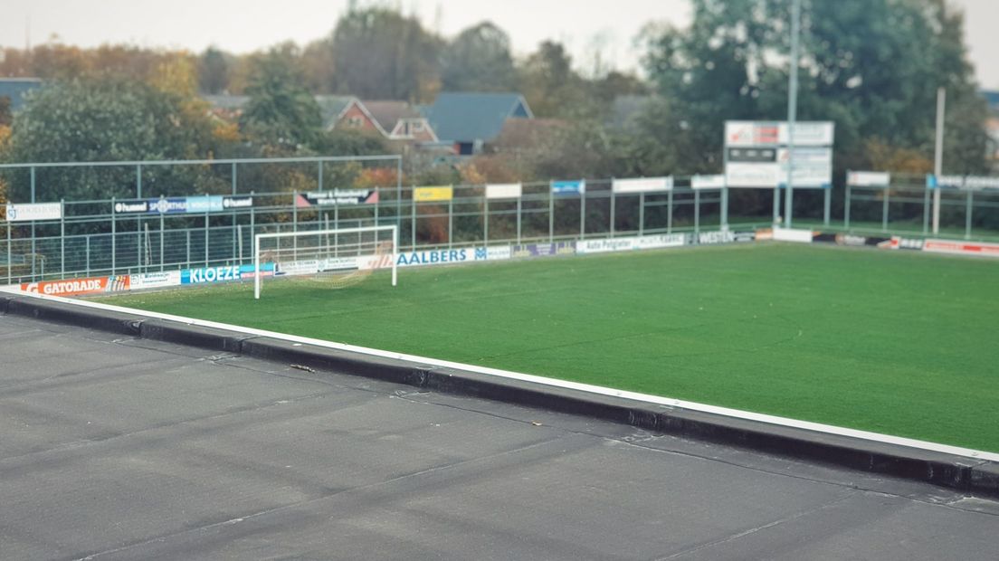 Het dak van VV Nieuw Buinen, nu nog zonder zonnepanelen