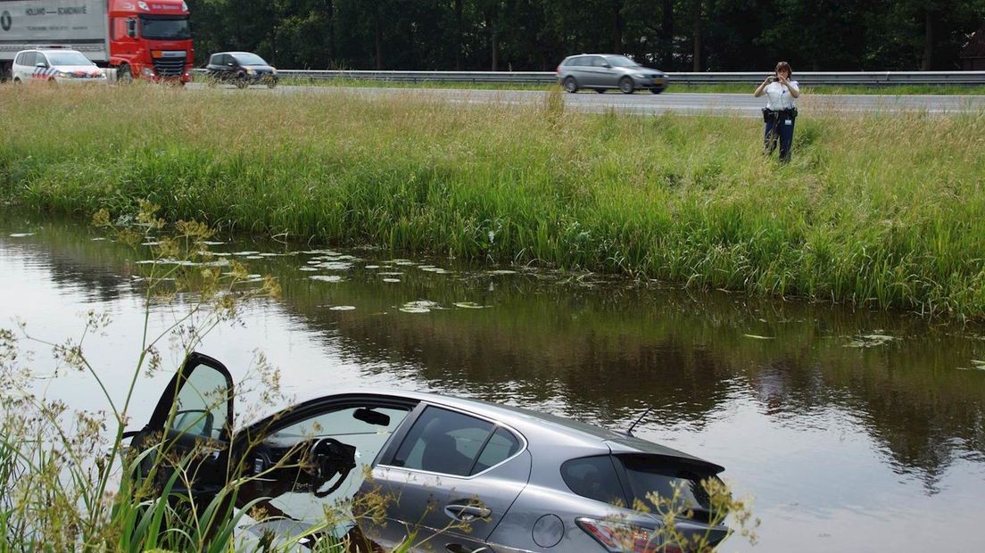 Auto in het water langs A28 bij Staphorst