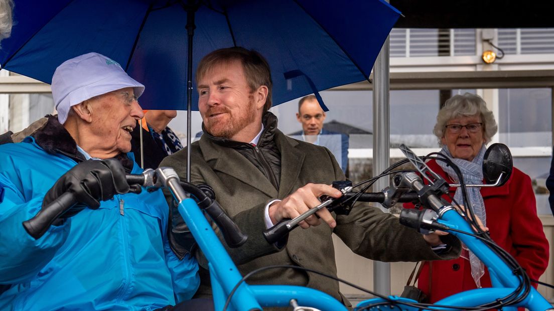 Johan Waanders wordt door de koning rondgereden.