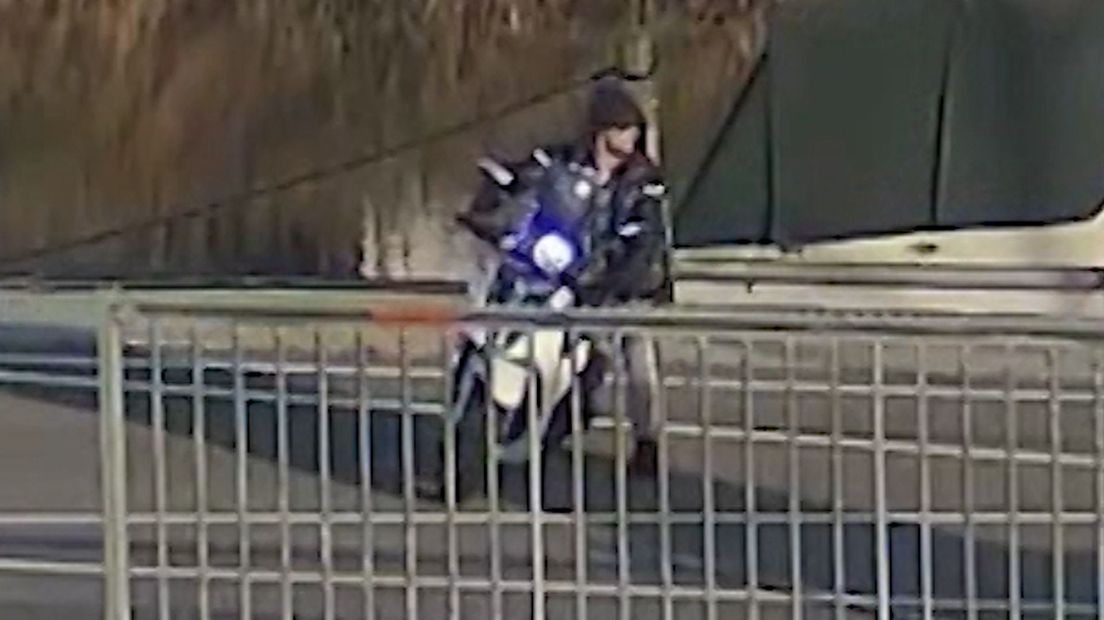 De verdachte die de motorscooter steelt
