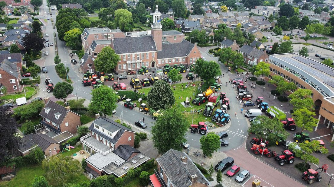 Een luchtfoto van het boerenprotest in Hoogeveen