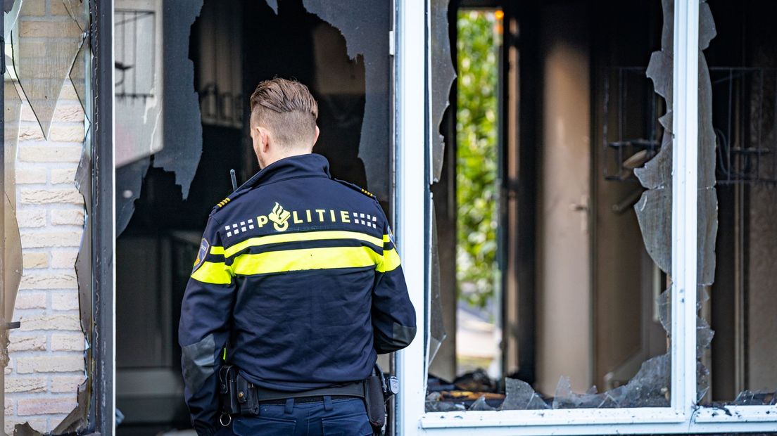 112-nieuws: Vrouw zwaargewond bij aanrijding, man rijdt door | Verwarde vrouw steek eigen huis in br