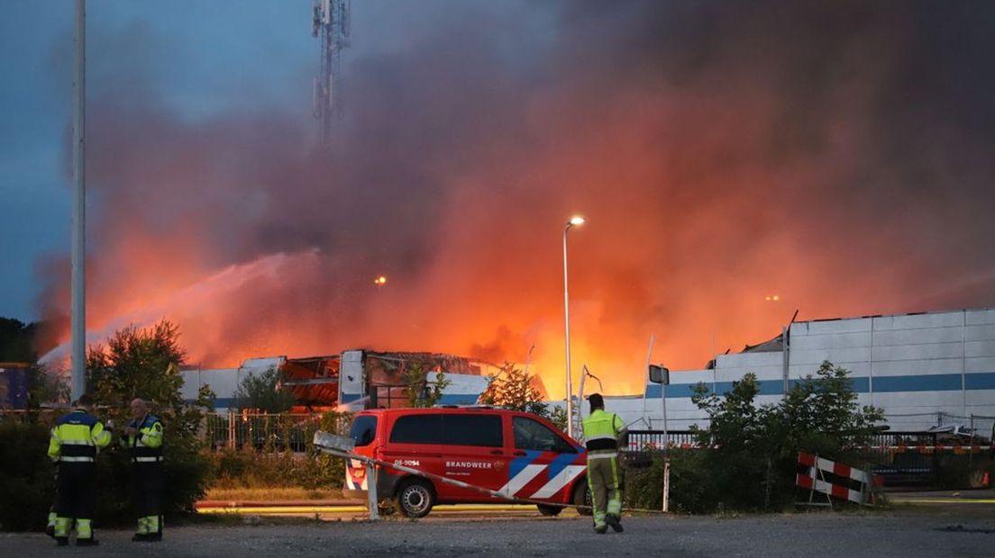 Verwoestende vlammen boven het bedrijfsverzamelgebouw.