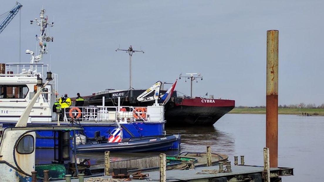 De roeier die zaterdagochtend zwaargewond raakte bij het roeibootongeval op de Nederrijn bij Huissen, is nog steeds niet bij bewustzijn. Dat zegt voorzitter Erik Metz van de Arnhemse roeivereniging Jason, waar het slachtoffer lid van is.