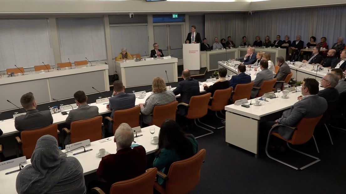 De gemeenteraad van Emmen, met linksonder PvdA-raadslid Ugbaad Kilincci (Rechten: Steven Stegen / RTV Drenthe)