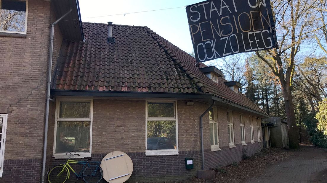 "Staat uw pensioen ook zo leeg?" staat op een spandoek op het terrein.