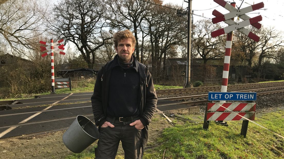 Veehouder Arjan Middelveld heeft de overweg nodig voor zijn vee en trekker (Rechten: Serge Vinkdenvleugel/RTV Drenthe)