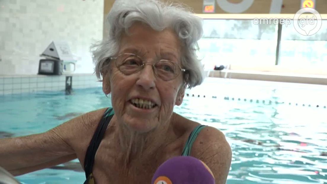 Onder enorme belangstelling zwom vanmiddag de 89-jarige Dini Dop uit Zutphen ruim een kilometer op de IJssel. Ze was één van de 45 zwemmers die meededen aan de wedstrijd bij Zutphen. Het is voor het eerst sinds 1959 dat deze wedstrijd over een afstand van 1125 meter werd gehouden.