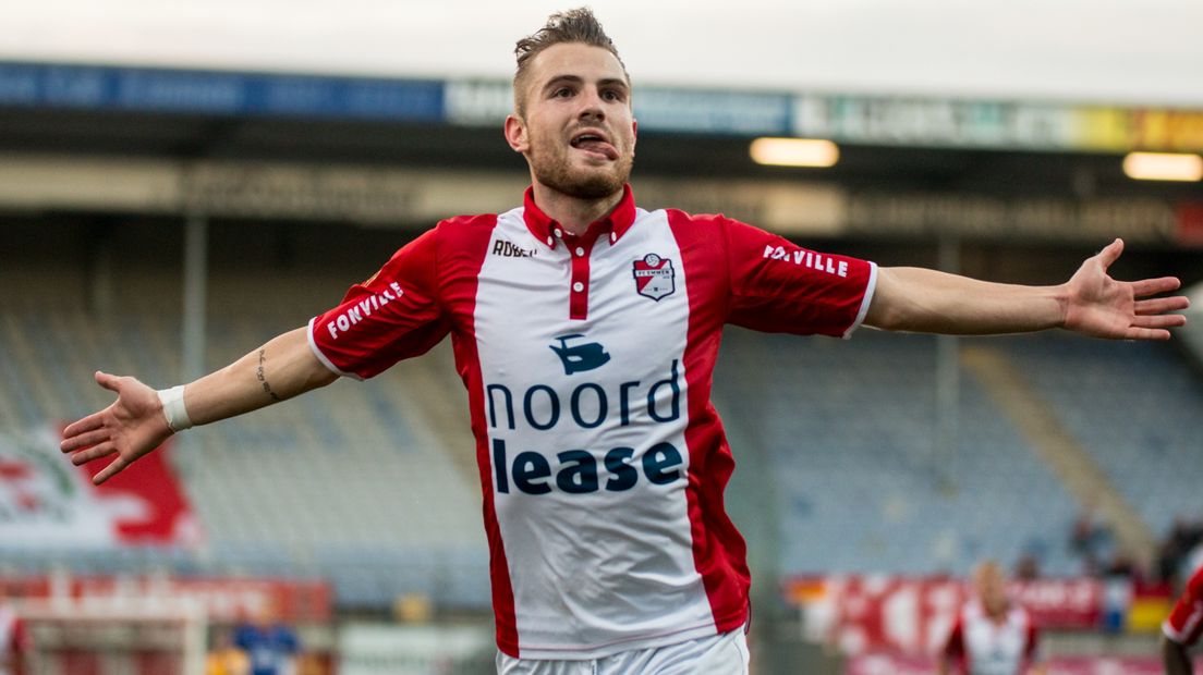 Cas Peters na weer een goal voor FC Emmen (Rechten: Roel Bos/sportfoto.org)
