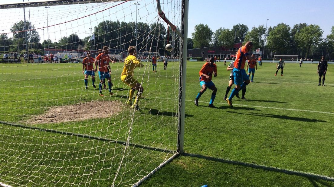 ONS-doelman Ditewig brengt redding na een gevaarlijke corner van Jong FC Groningen