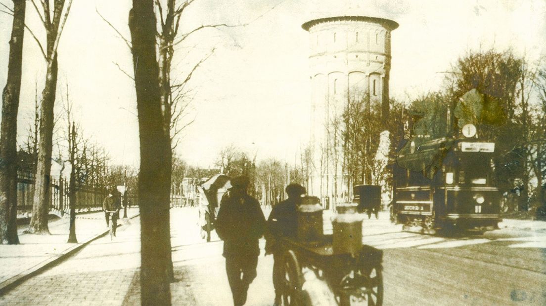 De Hereweg, met op de achtengrond de watertoren, op de plek waar nu het Joods Monument staat