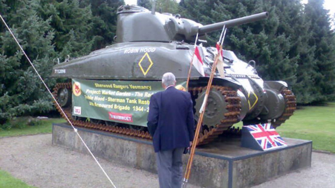 Britse veteranen hebben vrijdag bij het Nationaal Bevrijdingsmuseum in Groesbeek de  Shermantank Robin Hood onthuld.