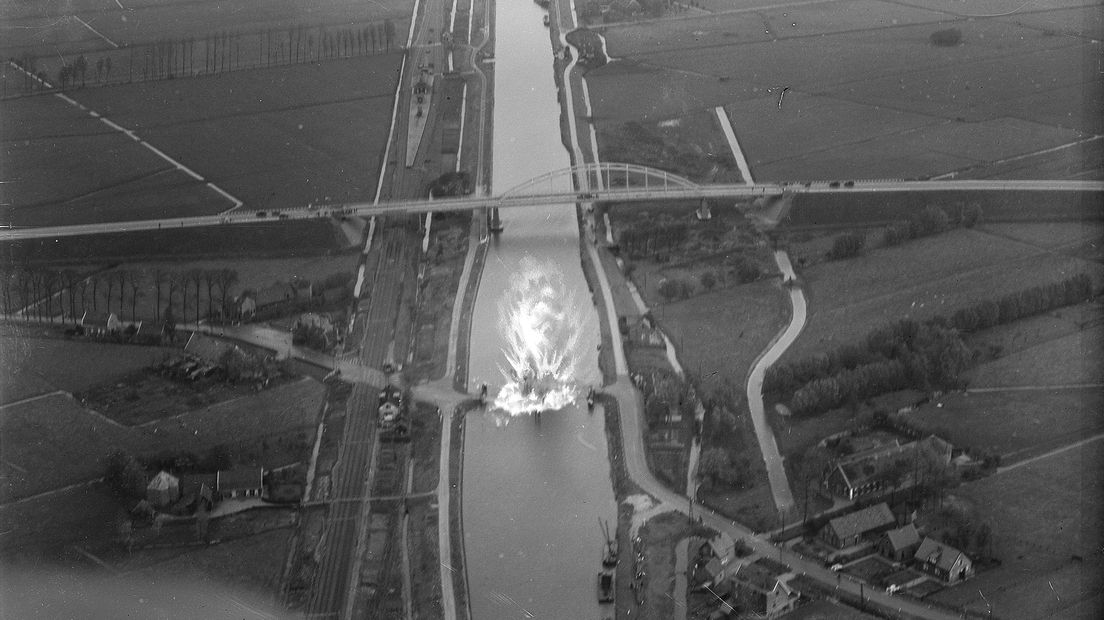 Het opblazen van de oude brug tussen Loenersloot en Loenen aan de Vecht, eind jaren dertig. De nieuwe boogbrug is klaar.