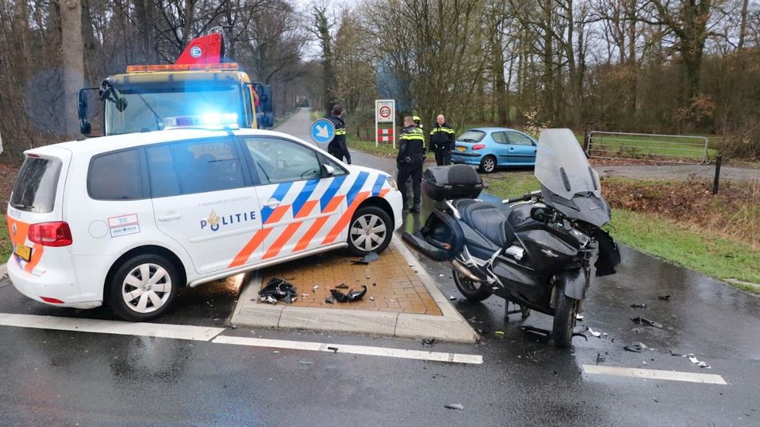 Motorrijder en auto botsen tegen elkaar in Enschede