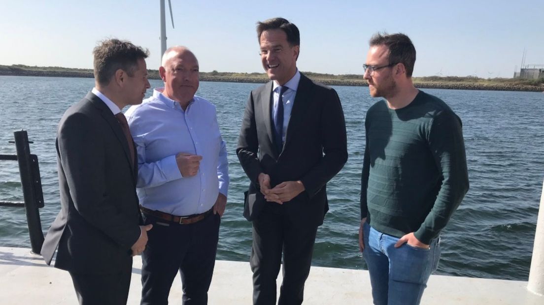 Pulsvisser biedt Mark Rutte brief aan: 'Past dit in uw klimaatbeleid?'
