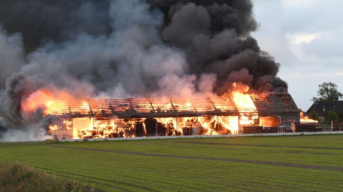 Grote brand bij strohandel in Munnekezijl is onder controle (update) - RTV Noord