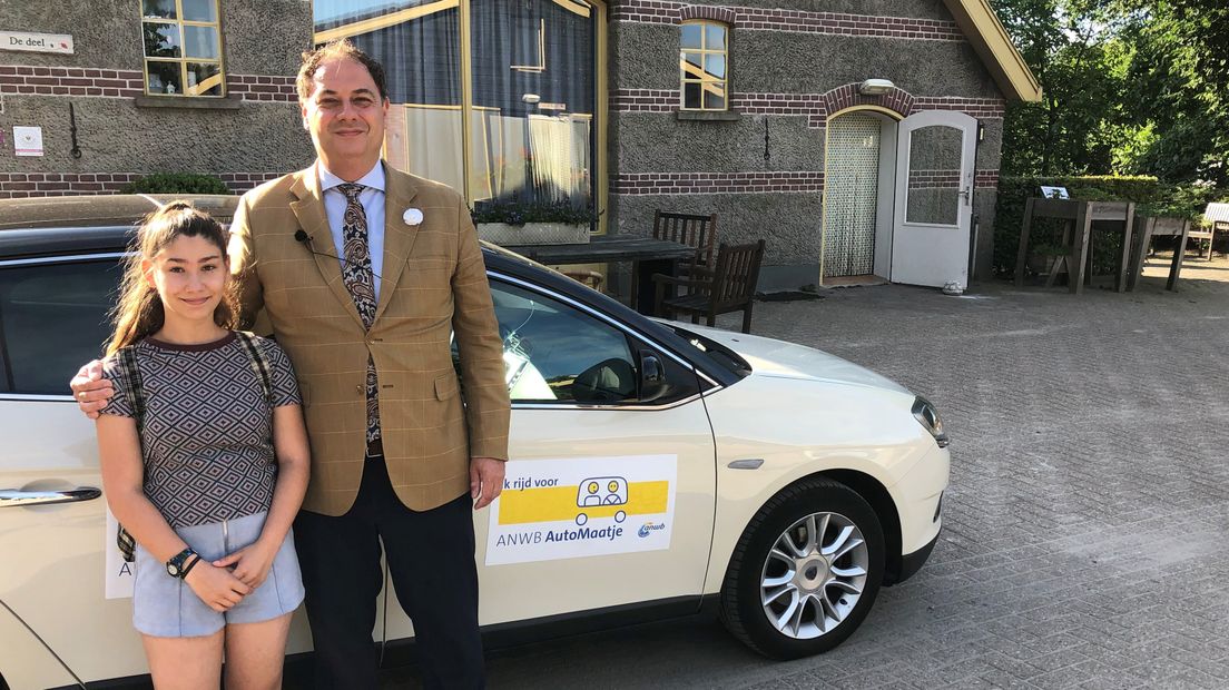 Burgemeester Gerolf Bouwmeester met de 12-jarige Djania Hopic uit Achterveld