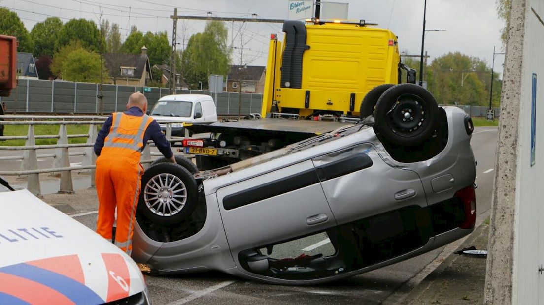 Auto belandt op de kop in Rijssen