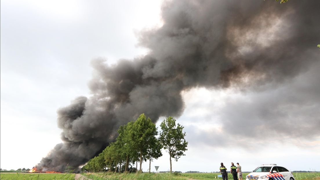 Flinke rookwolken tot ver in Overijssel te zien door grote brand Marknesse