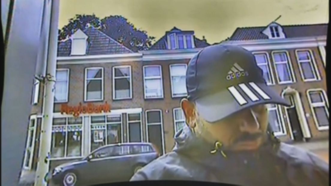 Deze man neemt met de gestolen bankpas van Tine geld op in Steenwijk