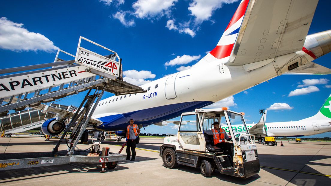 Een vliegtuig vlak voor vertrek op Rotterdam The Hague Airport
