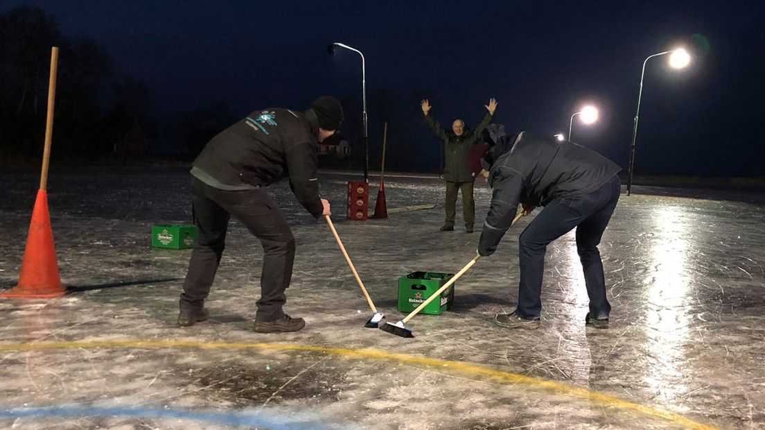 In Ezinge wordt zaterdagavond gestreden om de EK Bier Curling-titel.