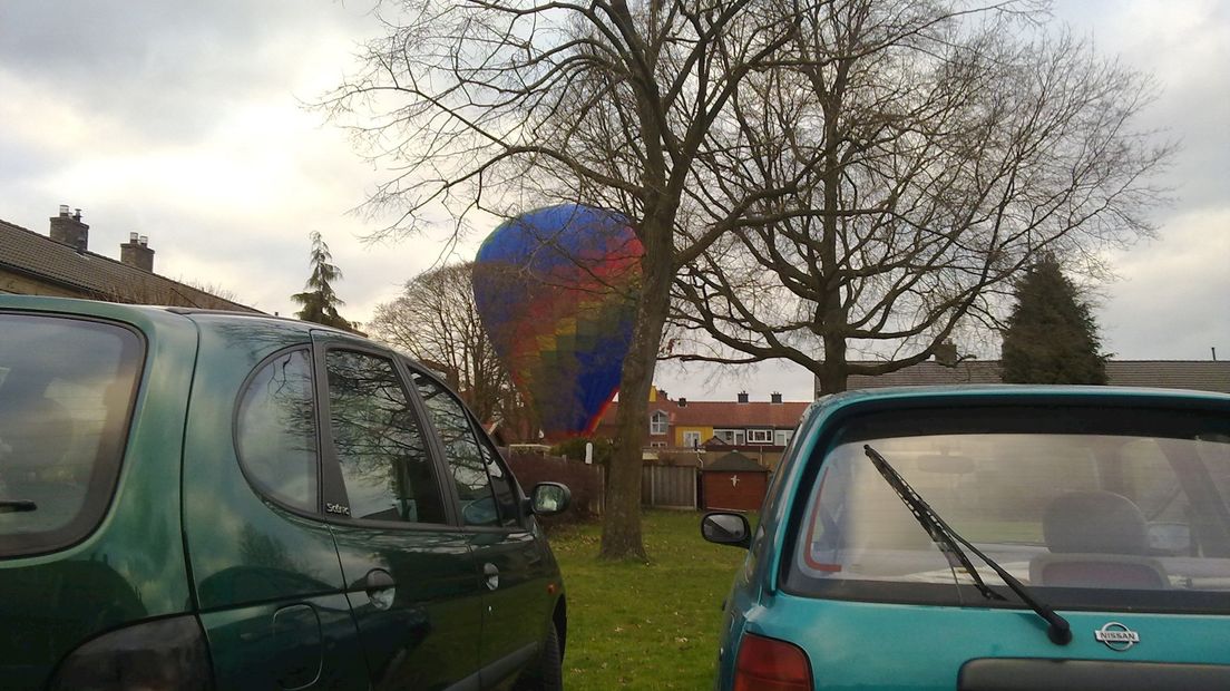 Luchtballon in woonwijk