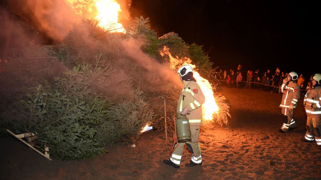 Brandweer Maarn begeleidt kerstboomverbranding