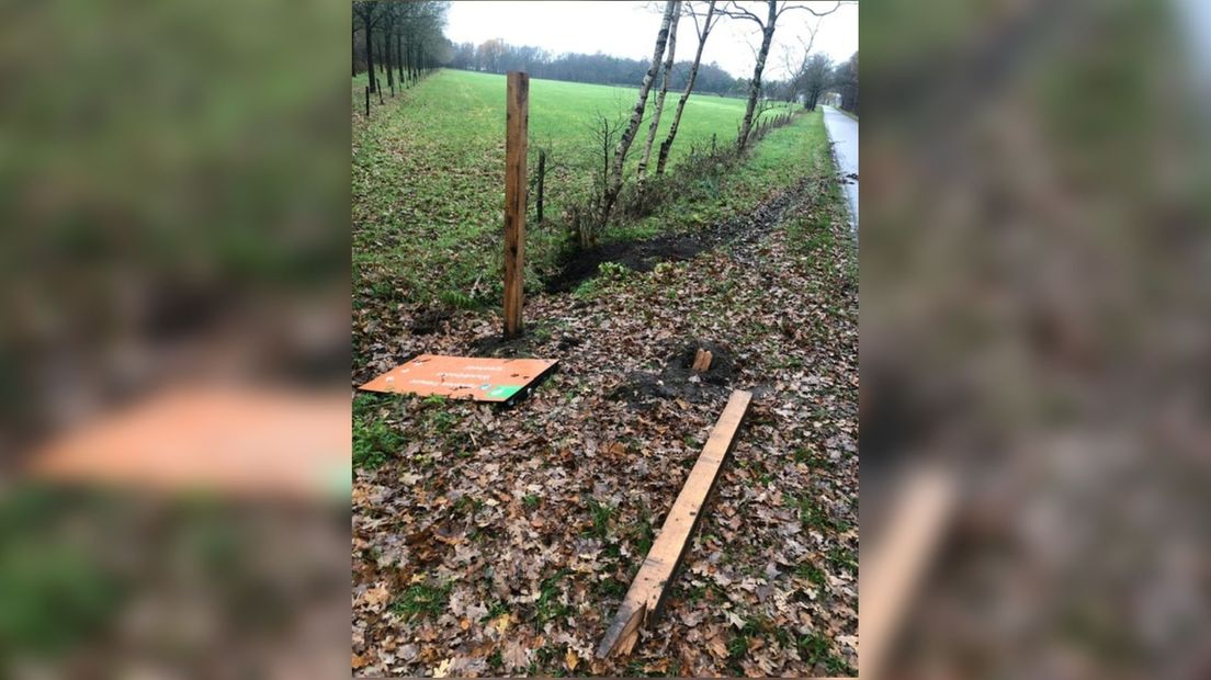 Bij het bos in Trimunt werden meerdere borden vernield