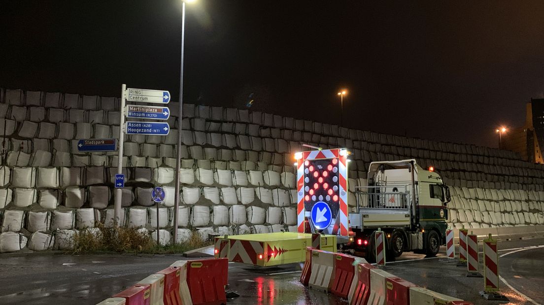 De zandzakken langs de ringweg