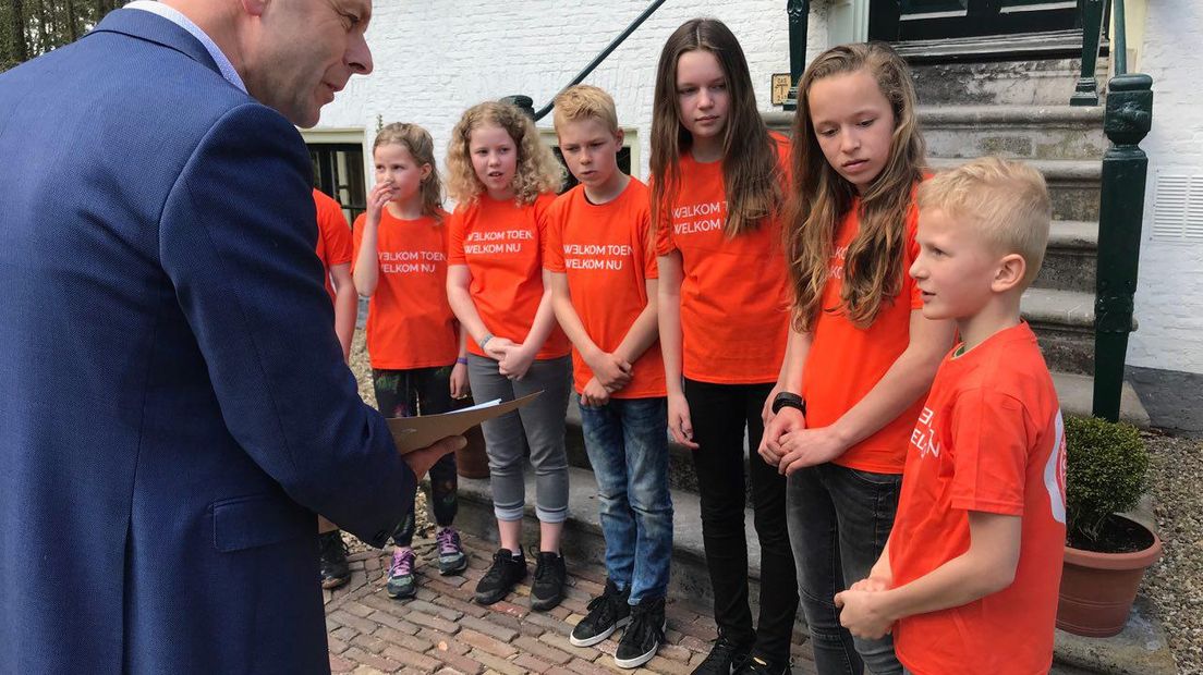 De leerlingen oefenen wat ze tegen de Koning zullen zeggen (Rechten: RTV Drenthe/Hielke Meijer)