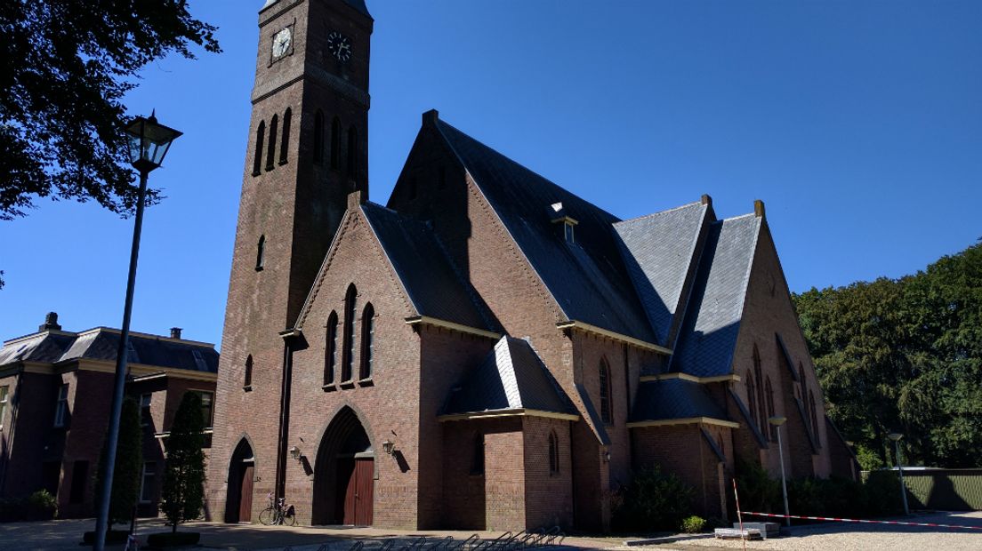 Het aantal gelovigen loopt terug en de kerken staan leeg. In Gelderland moeten veel Katholieke kerken de komende jaren hun deuren sluiten, maar in Klarenbeek niet. Daar kochten 300 gezinnen samen het kerkgebouw om het te behouden voor de gemeenschap.