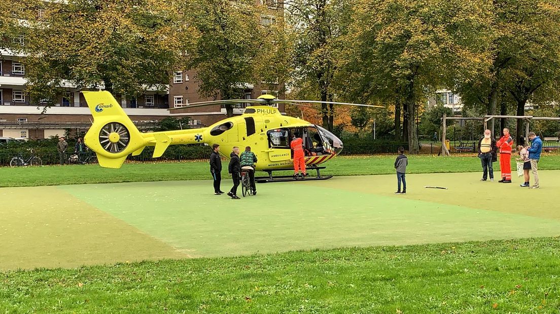 De traumahelikopter landde in het Noordse Park.