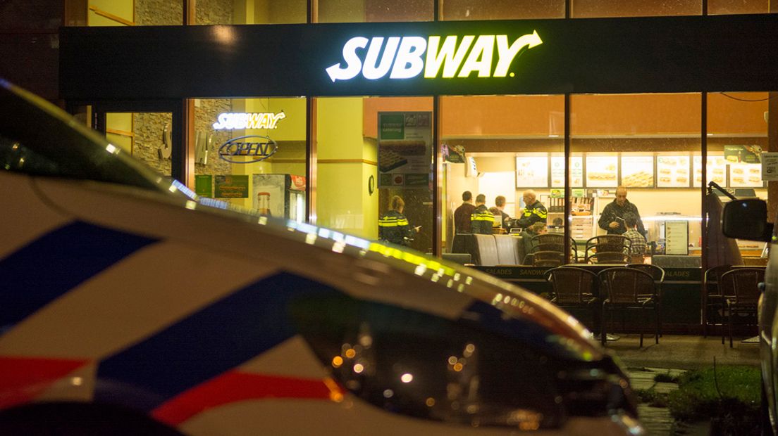 De politie deed onderzoek na de overval op de Subway op het Europaplein.