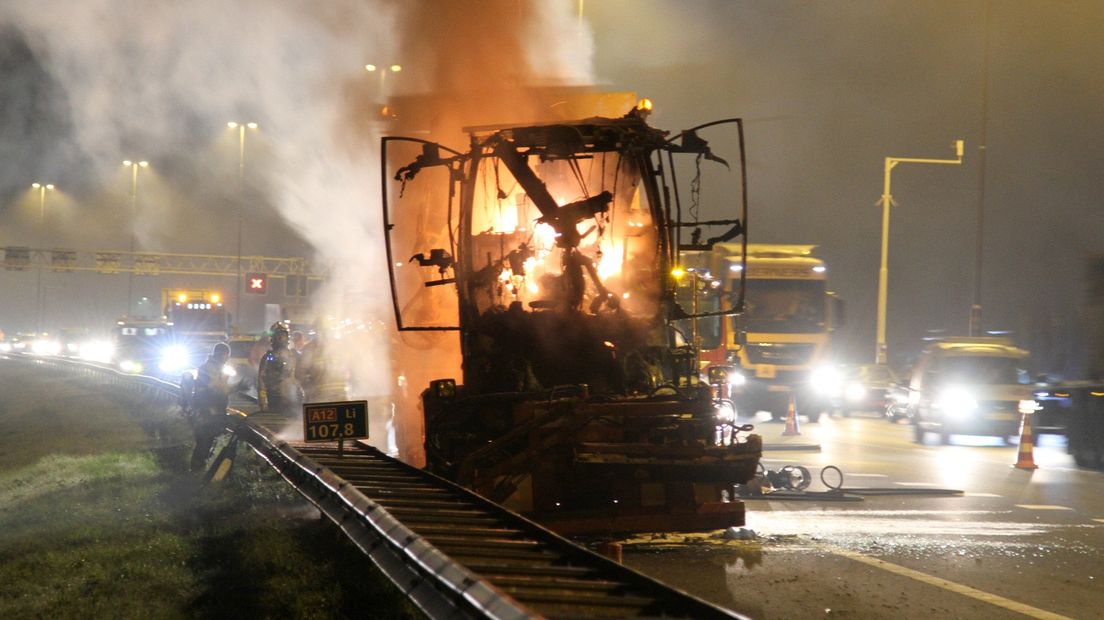 Op de A12 bij Wageningen is donderdagmorgen flinke vertraging ontstaan vanwege een brandende vrachtwagen.