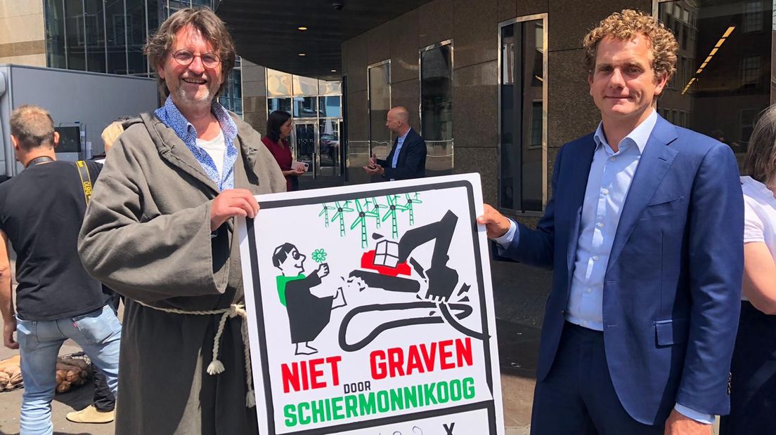 Thom Verheul (l) overhandigt de petitie aan PvdA-Kamerlid Joris Thijssen