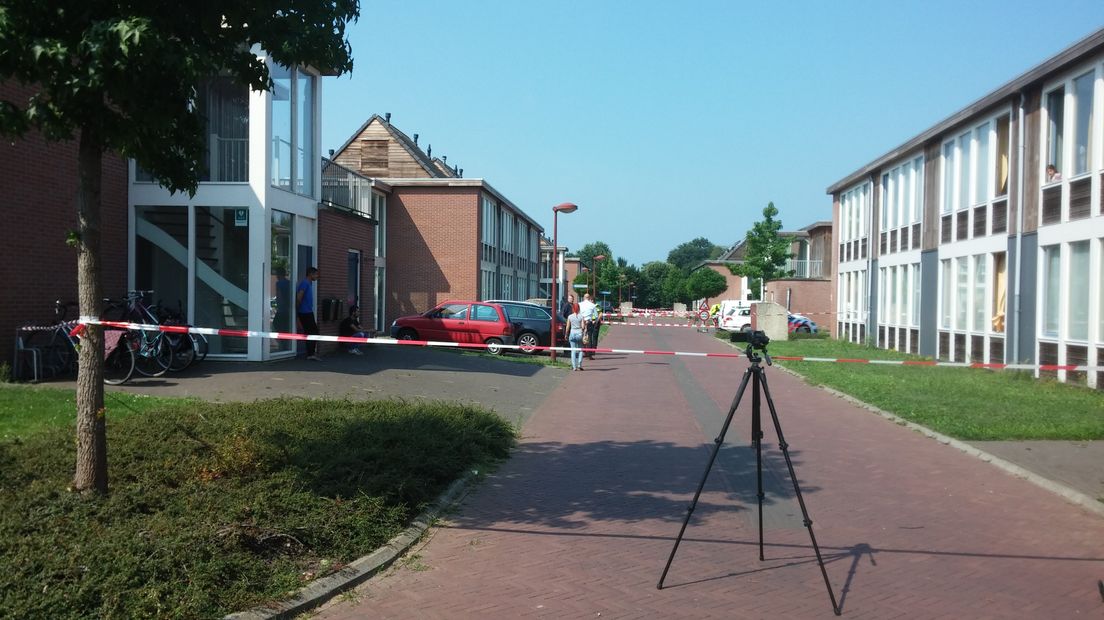 De politie heeft donderdagmorgen een 27-jarige man uit Kameroen neergeschoten op het terrein van het asielzoekerscentrum aan de Amstelstraat in Winterswijk. Volgens de politie was hij een gevaar voor zijn omgeving.