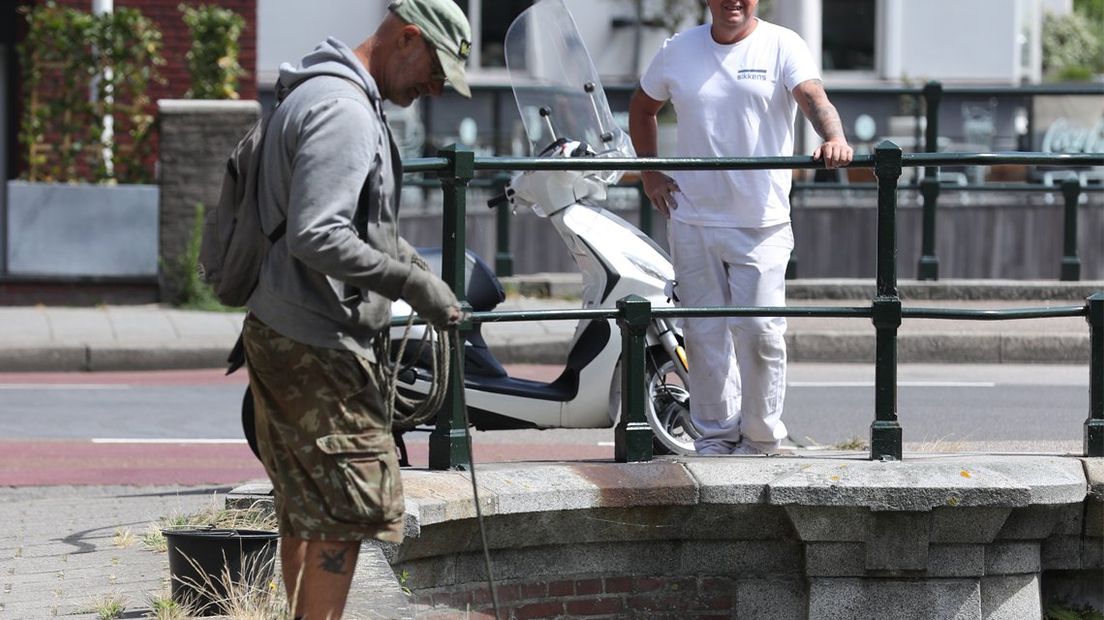 Magneetvisser Pieter heeft al dertien bommen en granaten uit het water in Den Haag gevist.