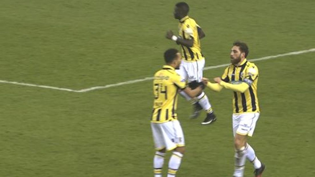 Vitesse heeft donderdagavond voor een daverende stunt gezorgd in Arnhem. Feyenoord werd in de kwartfinale van de beker met 2-0 verslagen. Daardoor staan de Arnhemmers voor het eerst sinds 2001 in de halve finale van het bekertoernooi. Daarin is Sparta de tegenstander.