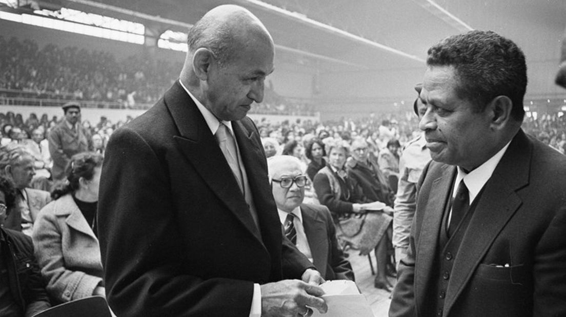 Dominee Metiarij (r) en RMS-president Manusama bij de jaarlijkse herdenking van het uitroepen van de Molukse staat RMS