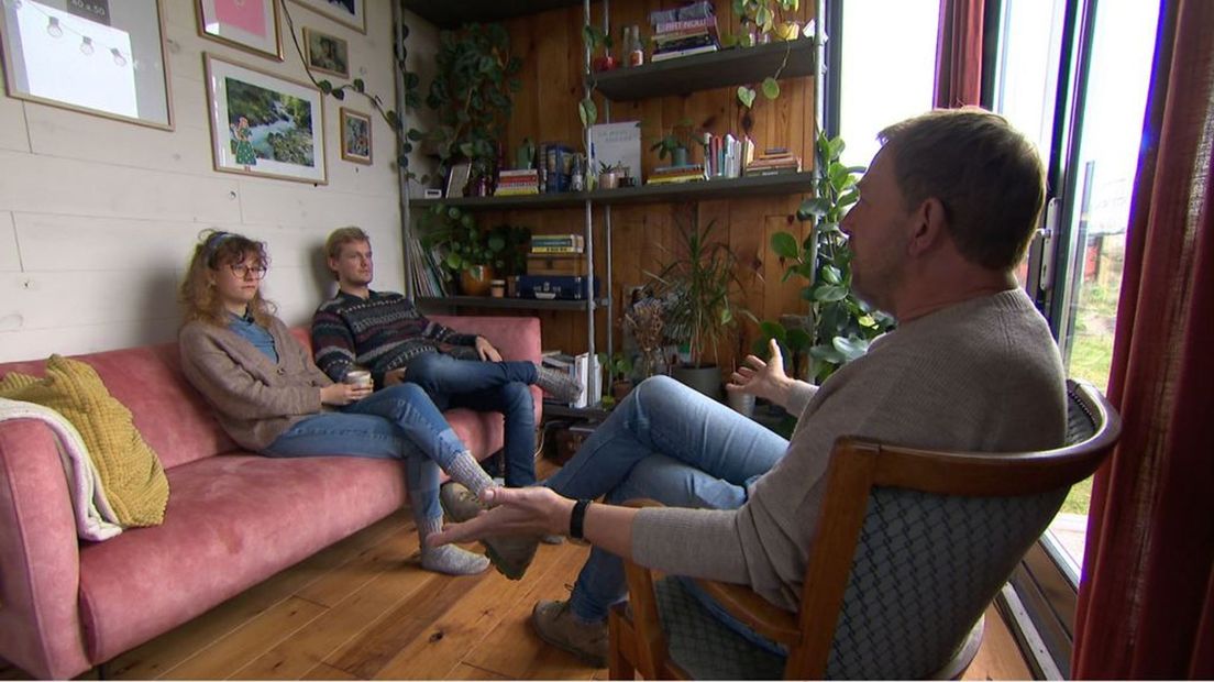 In gesprek in de tiny woonkamer