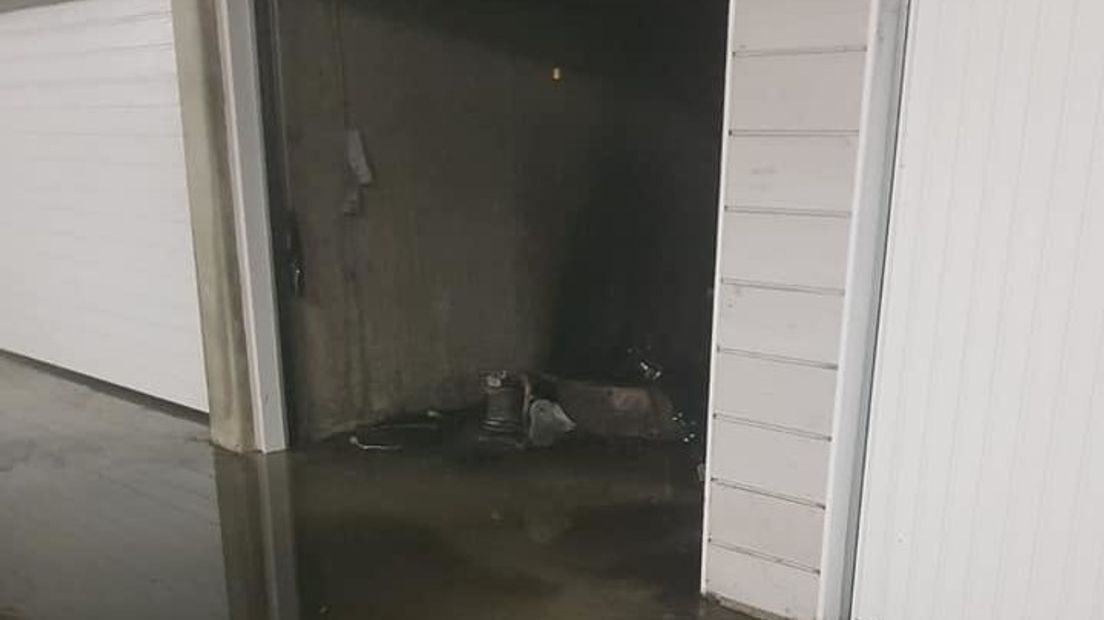 De garagebox met de scooter erin.