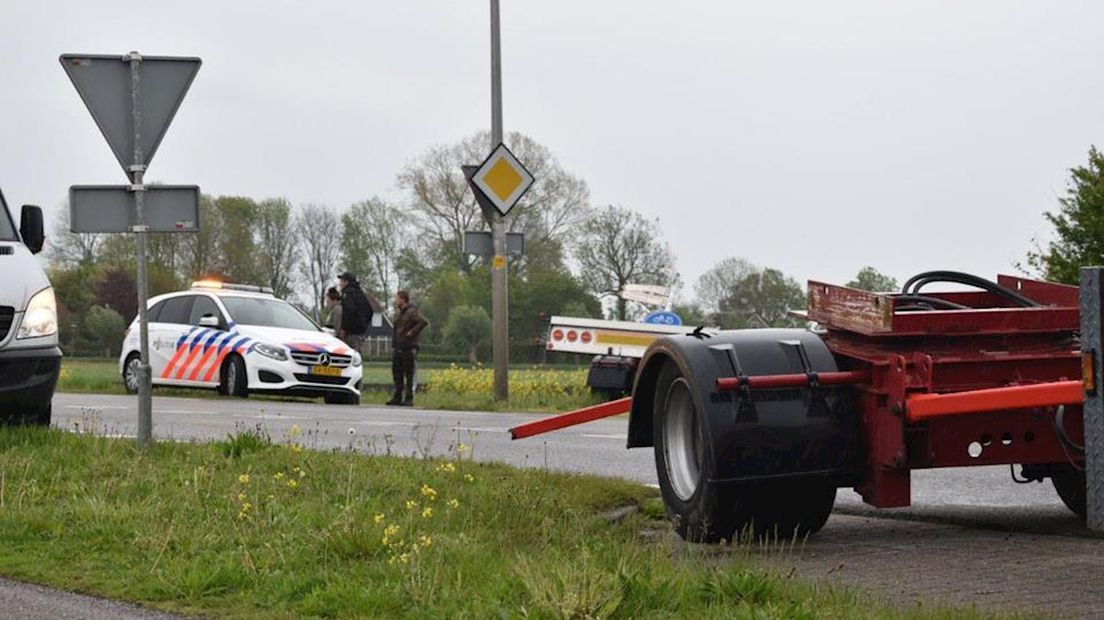 Aanhanger schiet los van vrachtwagen in Steenwijk