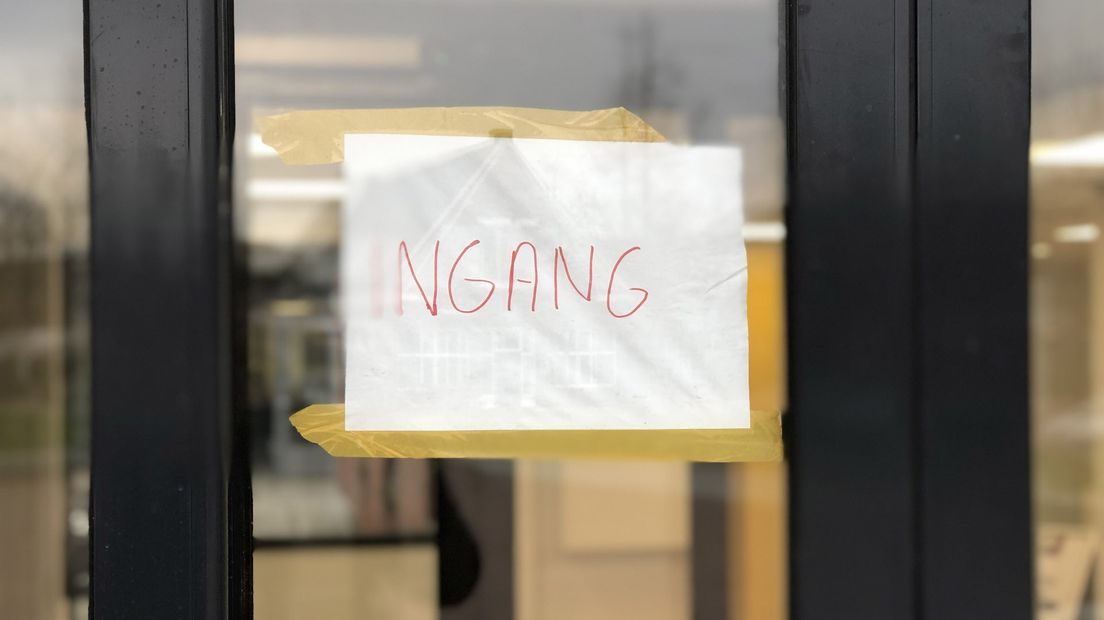 Tekenend is misschien wel het getekende briefje met 'Ingang' op de voordeur