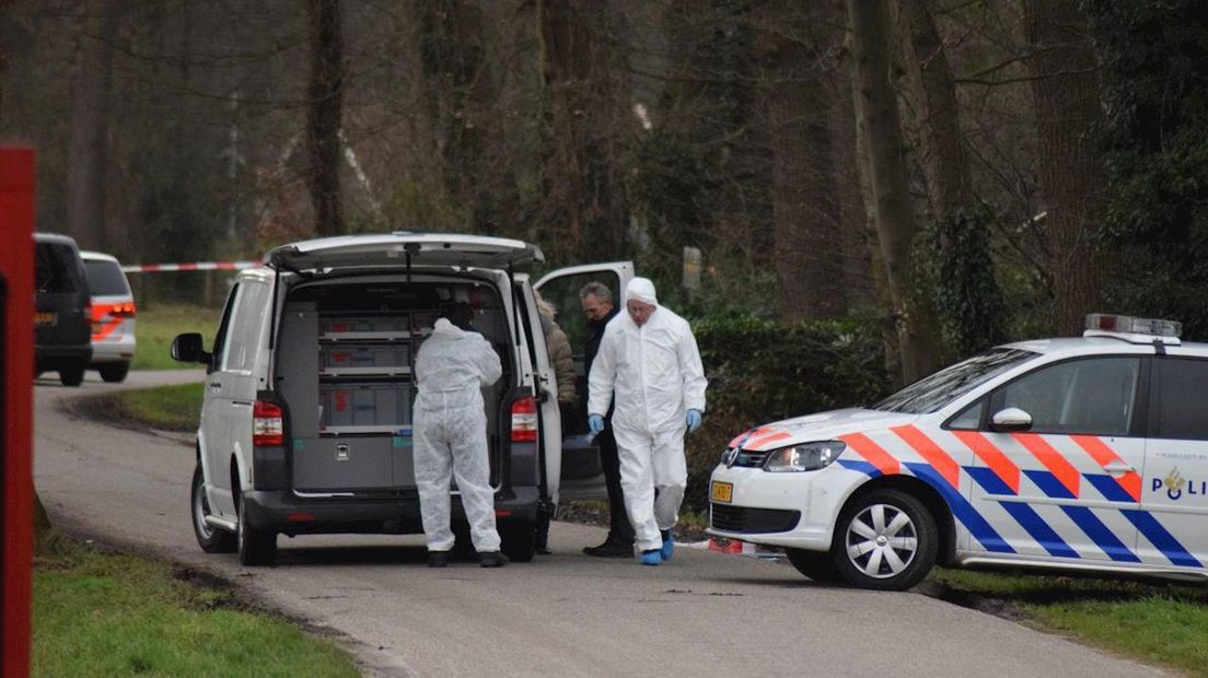Forensisch onderzoek op vindplaats van dode man