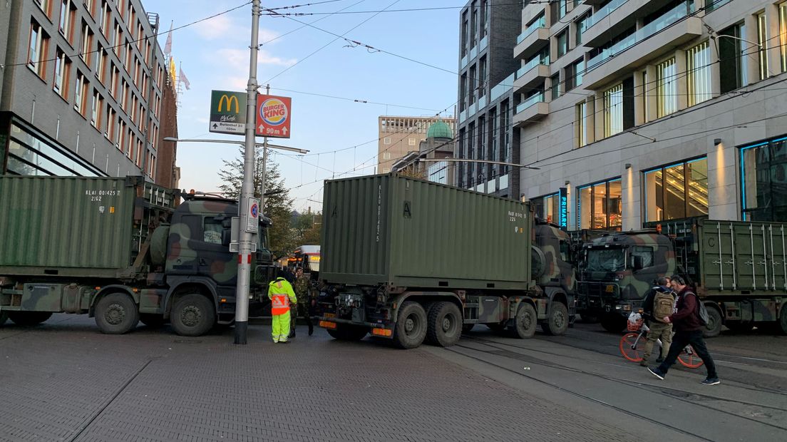 Militaire vrachtwagens op het Spui