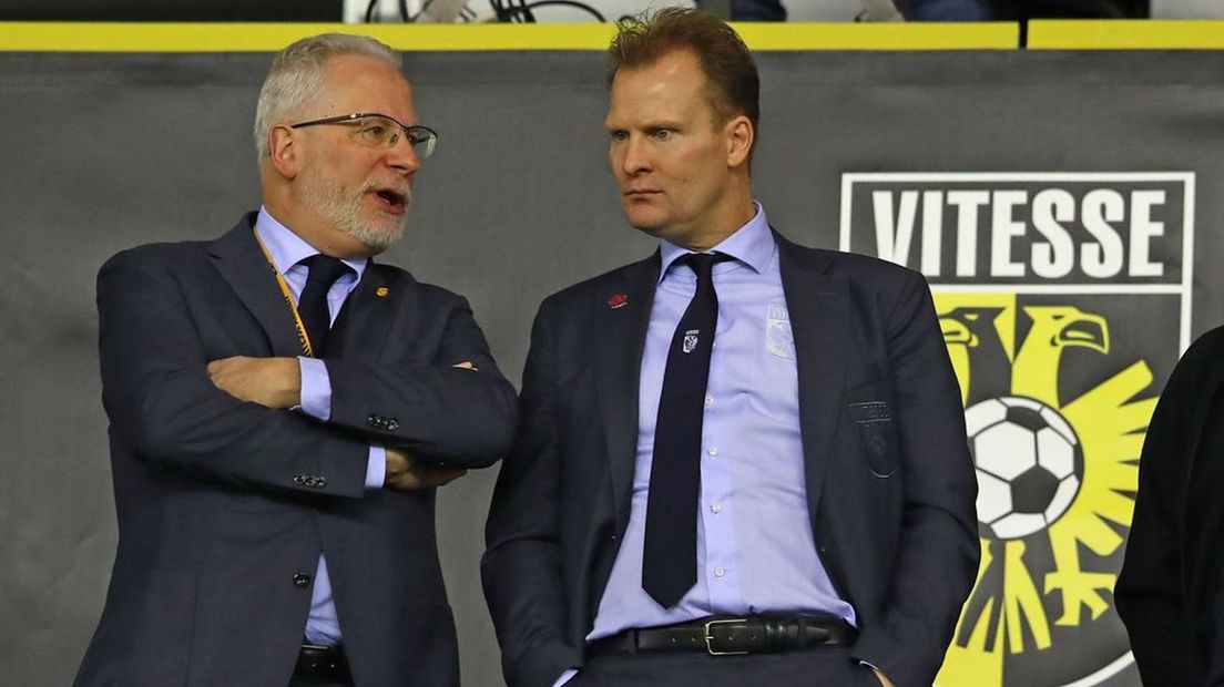 Pascal van Wijk (rechts) op het ereterras van Vitesse met commissaris Henk Parren (links).