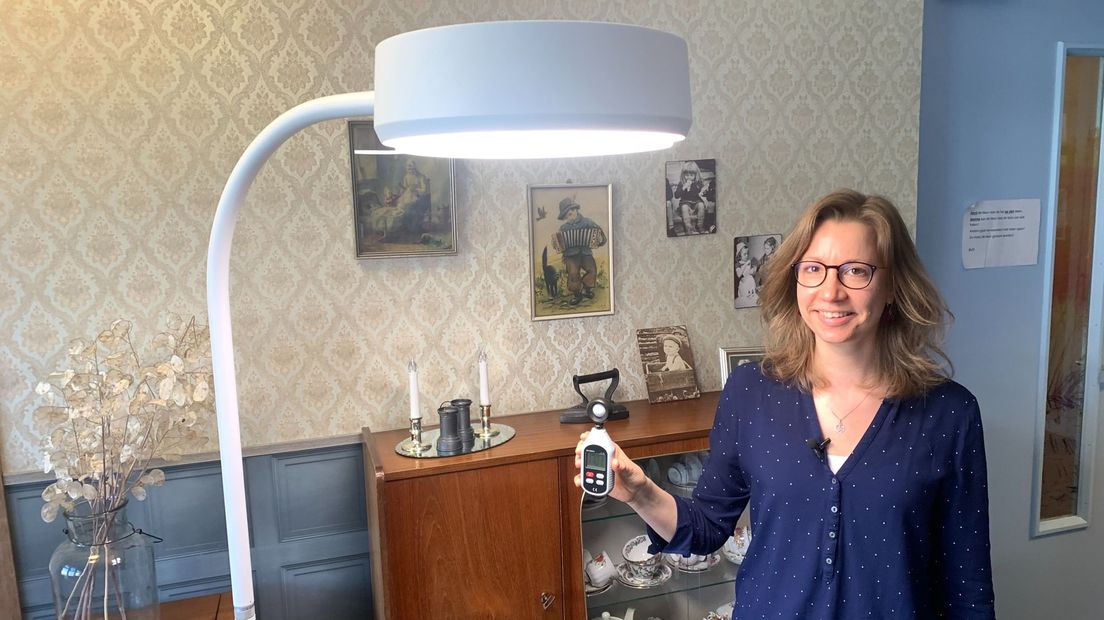 Ergotherapeut José Gernaat meet de lichtsterkte van de nieuwe verlichting