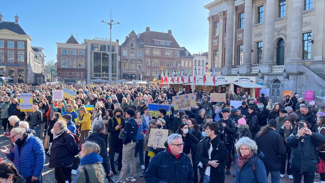 Demonstratie tegen de oorlog in Oekraïne op de Grote Markt in Groningen